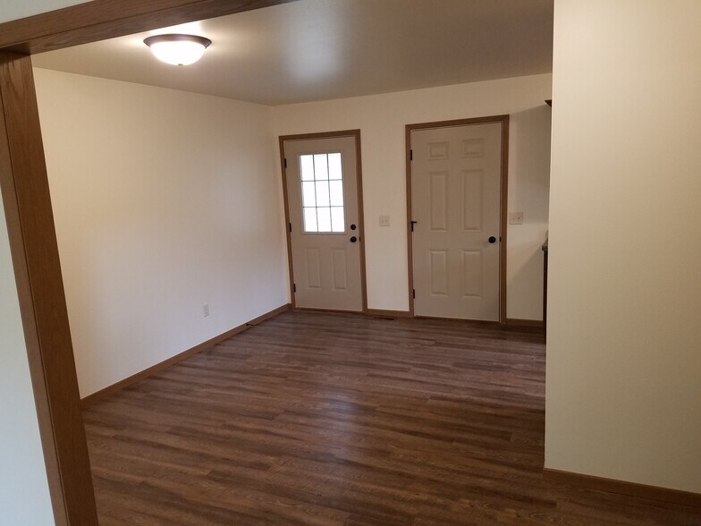 Entry and Dining Area - 1500 E Clairemont Ave