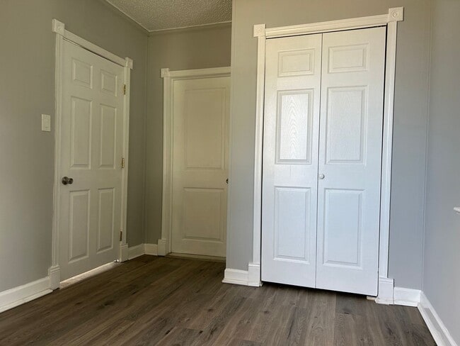 Building Photo - Charming 2 bedroom 1 bathroom, recently renovated single family home