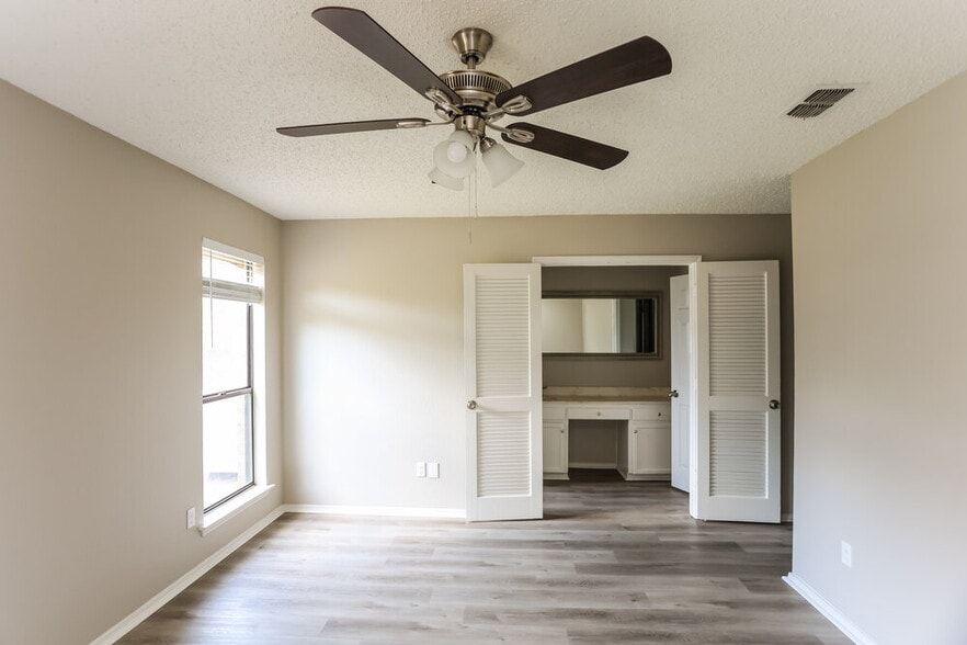 Building Photo - 5303 Oak Springs Dr