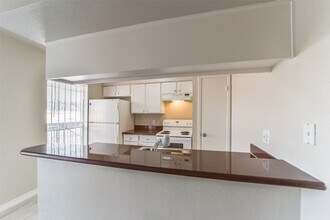 Building Photo - 6202 Skyline Dr