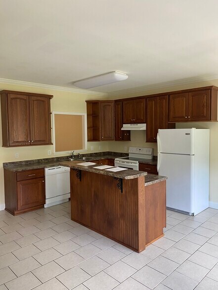 Building Photo - 1700 New Castle Dr NE