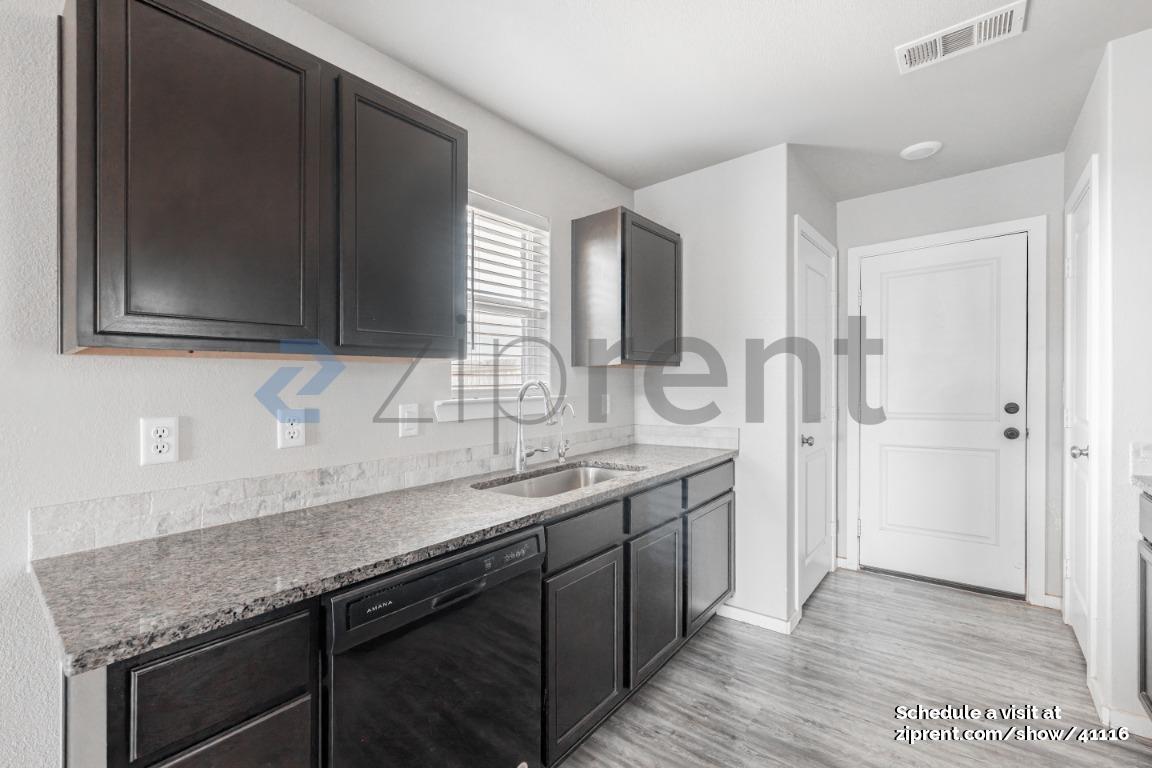 Building Photo - 1318 E 93rd St