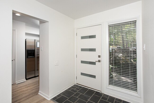 Building Photo - 3 level end unit townhome in AWESOME location!