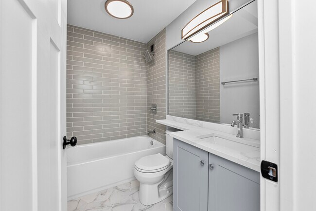 Building Photo - 1220 N Lasalle-C3