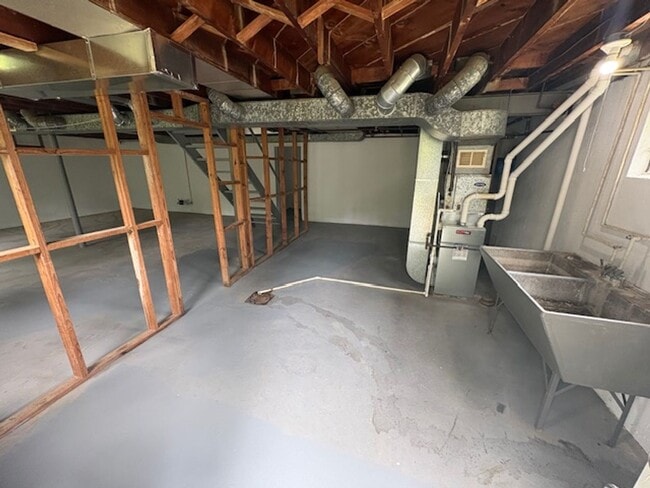 Building Photo - Amazing 4 Bedroom 1 Bathroom available in ...