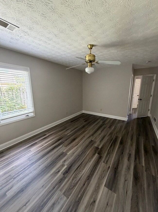 Building Photo - 2107 Fairway Ct SE