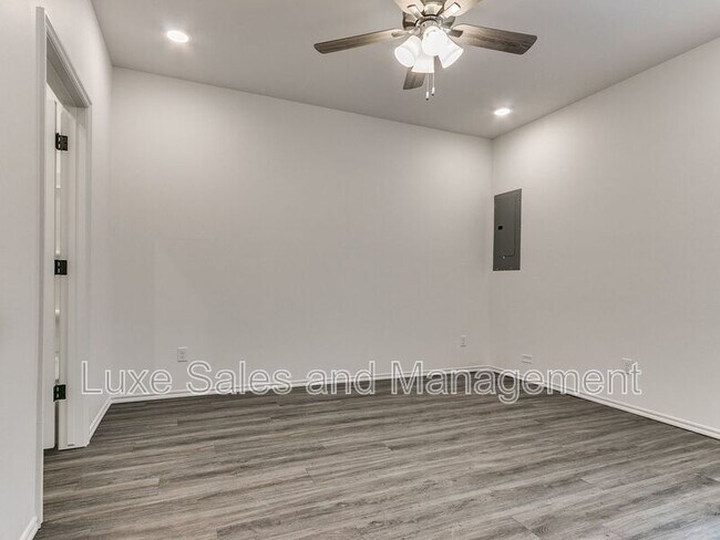 Building Photo - 10908 Oak Holw Ln