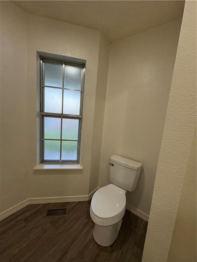 Building Photo - Spacious 4 bedroom, 2.5  bath house near B...