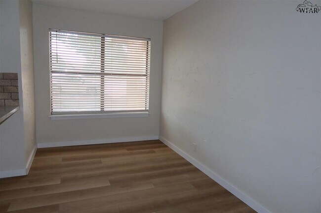 Building Photo - 5030 Edgecliff Dr