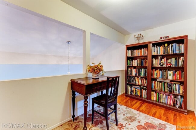Building Photo - 24323 Pinecrest St