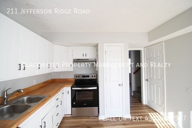 Building Photo - 211 Jefferson Ridge Rd