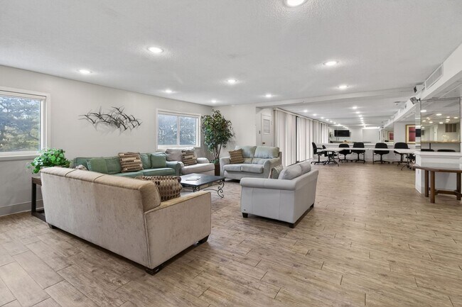 Building Photo - Stunning Condo With Exclusive Bay Views!