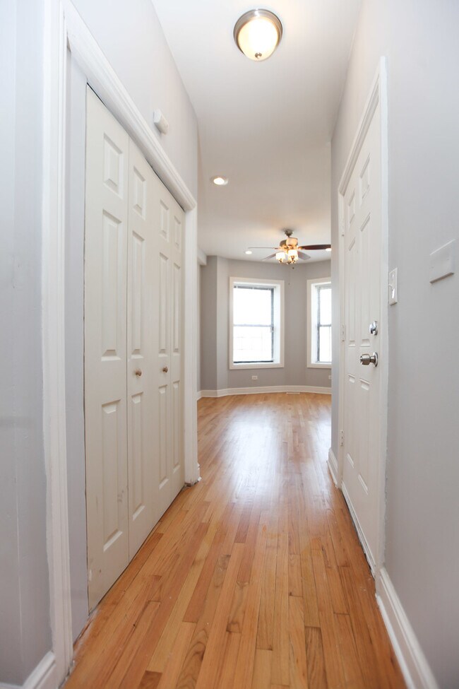 Building Photo - Two Bedroom in Bronzeville!