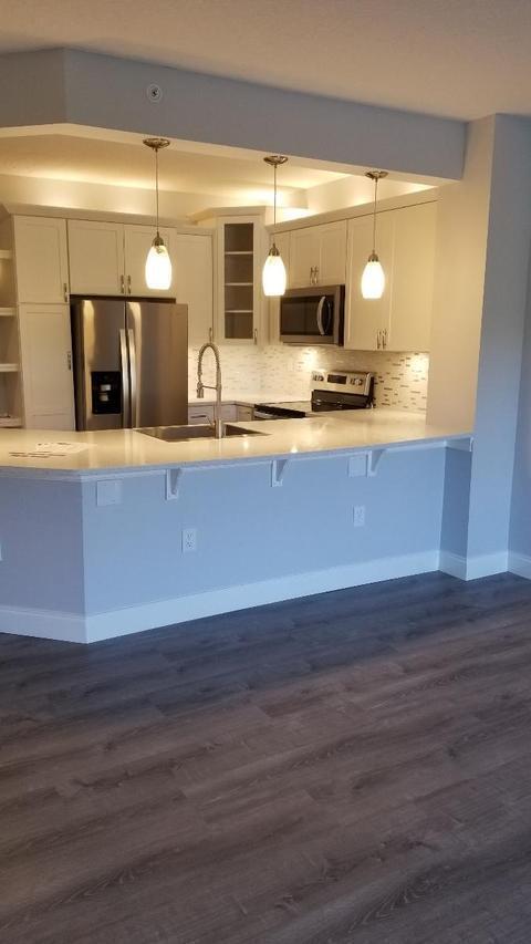Building Photo - 300 Uno Lago Dr