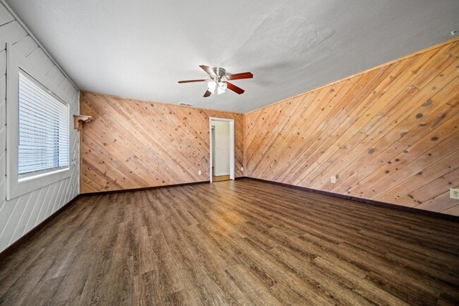 Building Photo - Adorable and clean country property locate...