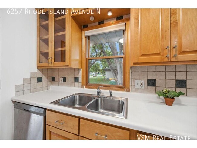 Building Photo - 50% Off February Rent! 4 Bed - 2 Bath Broo...