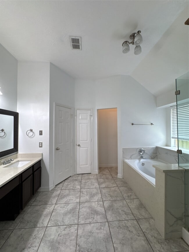 Building Photo - 3210 Woodcreek Glen Ln