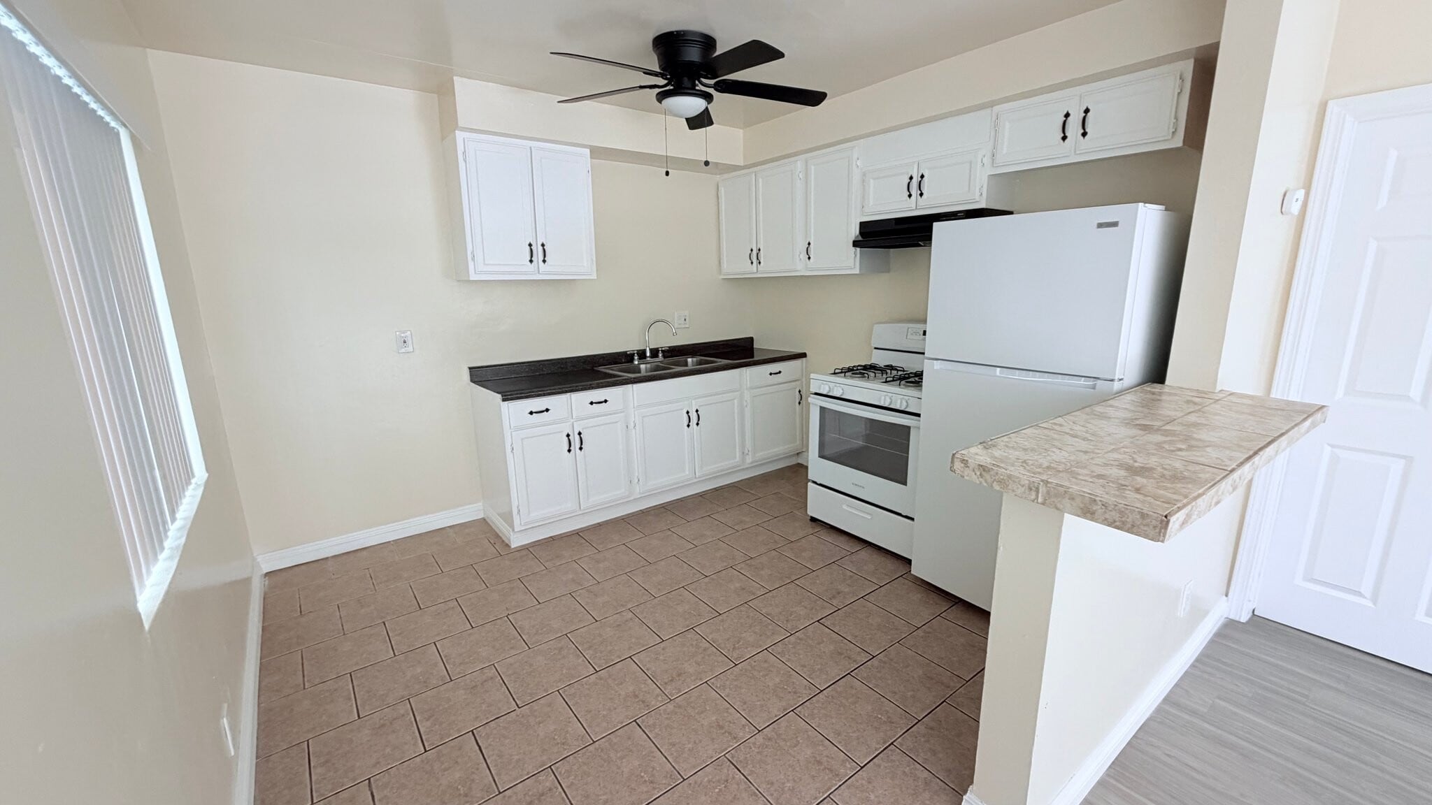 Building Photo - 810 W Duarte Rd