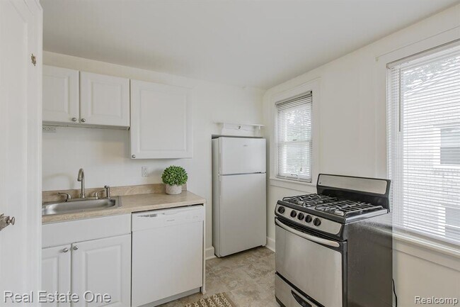 Building Photo - 122 W Houstonia Ave