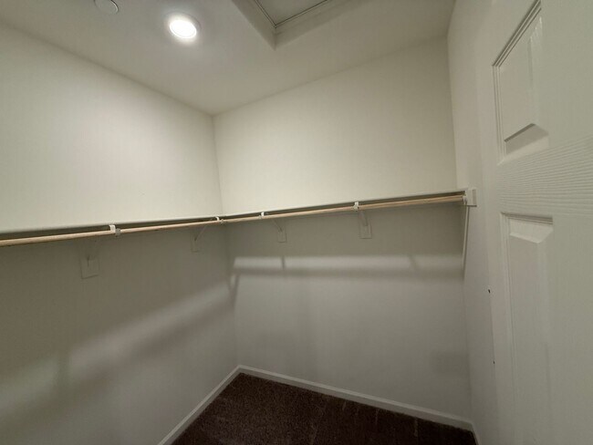 Building Photo - 3 bedroom, 2 bathroom home located in the vibrant community of Madera, CA
