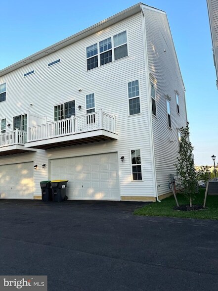 Building Photo - 751 McComb Pl