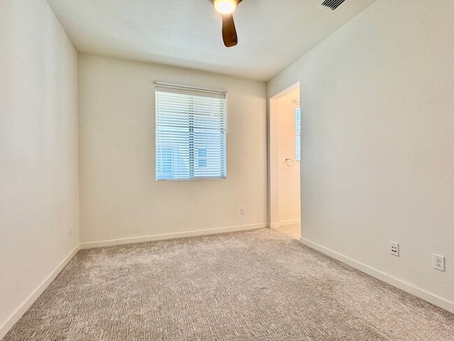 Building Photo - NEWER 2 BED, 2.5. BATH TOWNHOME IN BROADWAY AREA OF SACRAMENTO
