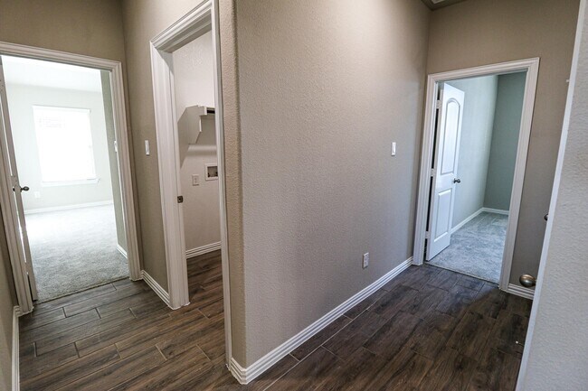Building Photo - 504 Lakeway Ln