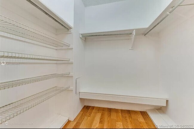 Building Photo - 905 Brickell Bay Dr