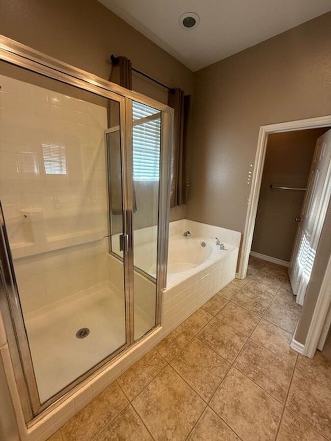 Building Photo - Condo in highly sought-after Vantage Commu...