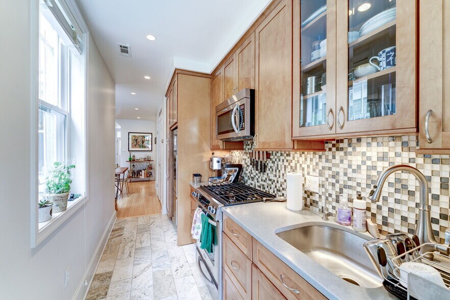 Tile backsplash & excellent counter space! - 602 14th Pl NE