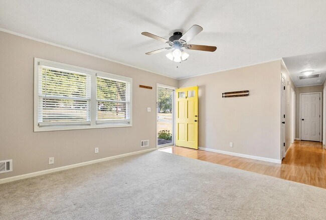 Building Photo - 705 Lakeview Ave