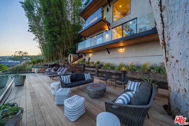 Building Photo - 8800 Hollywood Blvd