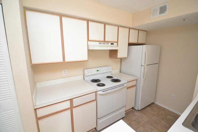 Building Photo - Beautiful 1/1 in Villas Del Sol ~ Gated Comm w/ Resort-Style Amenities!