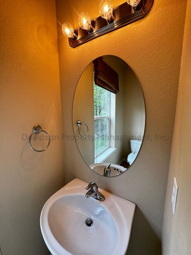 Building Photo - Gorgeous 3 Bedroom Townhouse Near Garden of the Gods