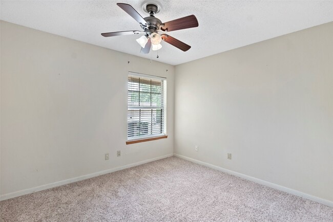 Building Photo - 3122 Camelot Dr