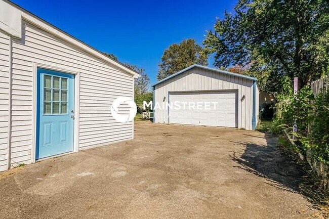 Building Photo - 4 Bedroom Pet-Friendly Home in Louisville, KY with Main Street Renewal