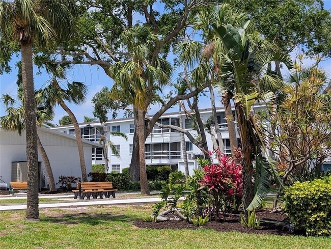 Building Photo - 2321 Sunset Dr
