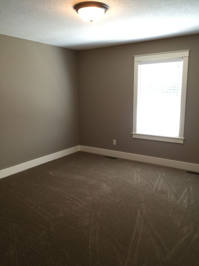 Building Photo - Maintenance free 3 bedroom 2.5 bath home in Stow