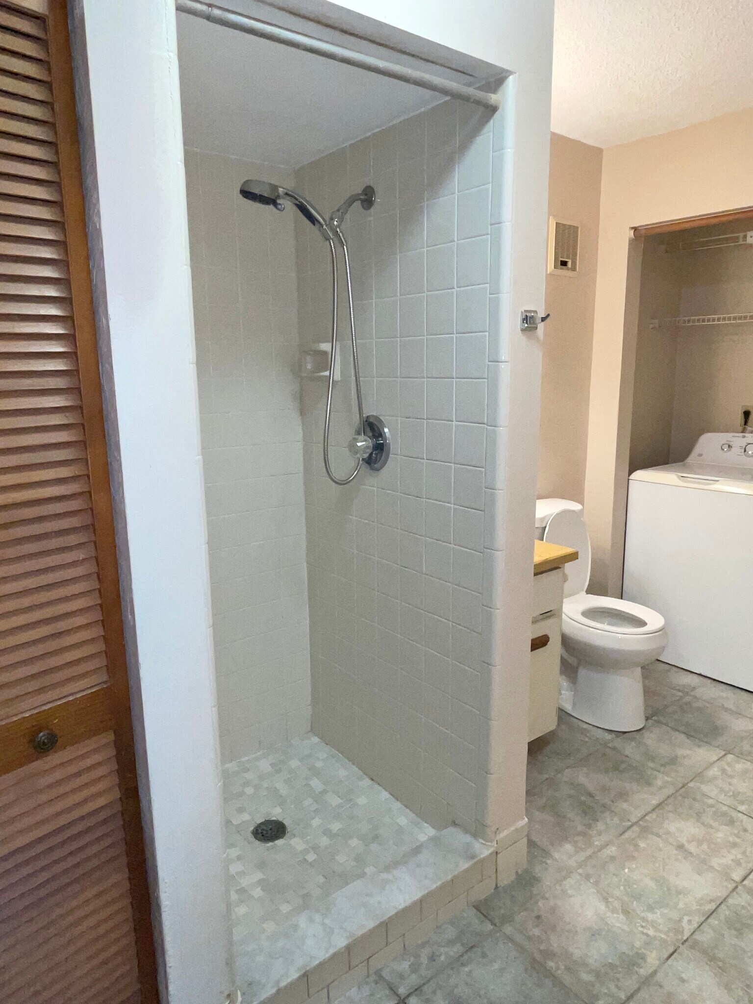 Building Photo - 2085 Oak Meadow Cir
