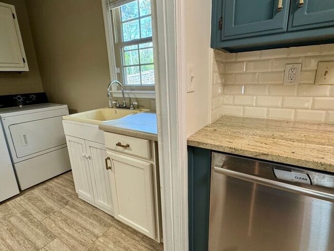 Building Photo - Fenced yard!