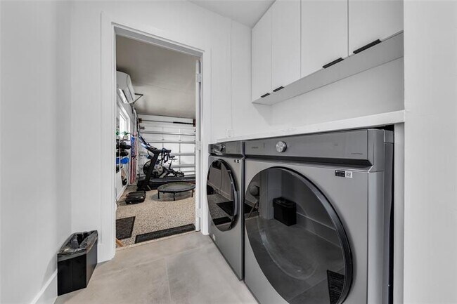 Building Photo - 160 SE 3rd Ct