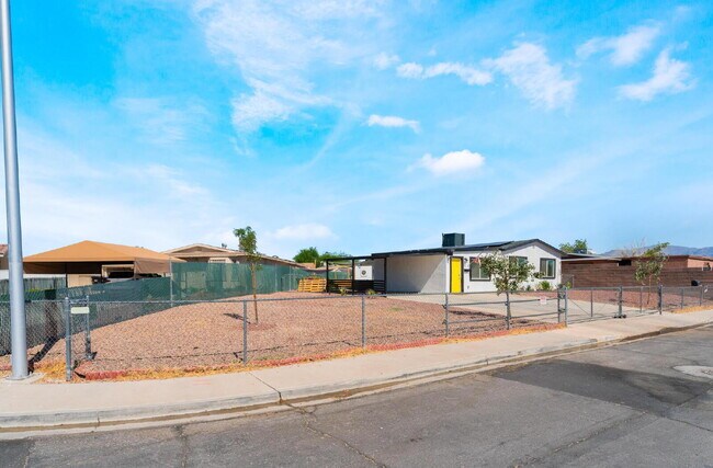 Building Photo - 2 Bedroom 1 bath Single Story Home on Large Lot with Solar and Water Purification