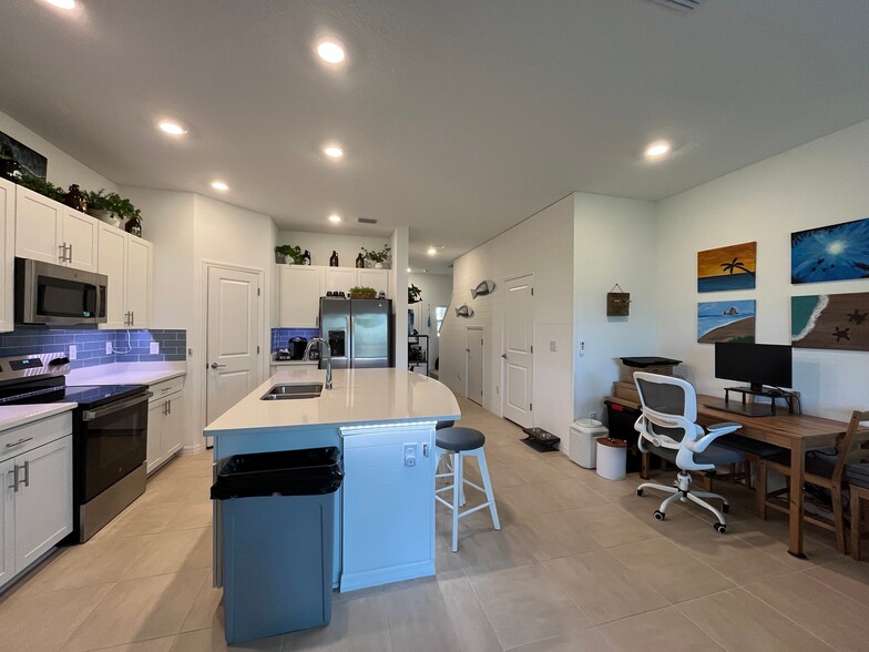 Building Photo - 2310 Paravane Way
