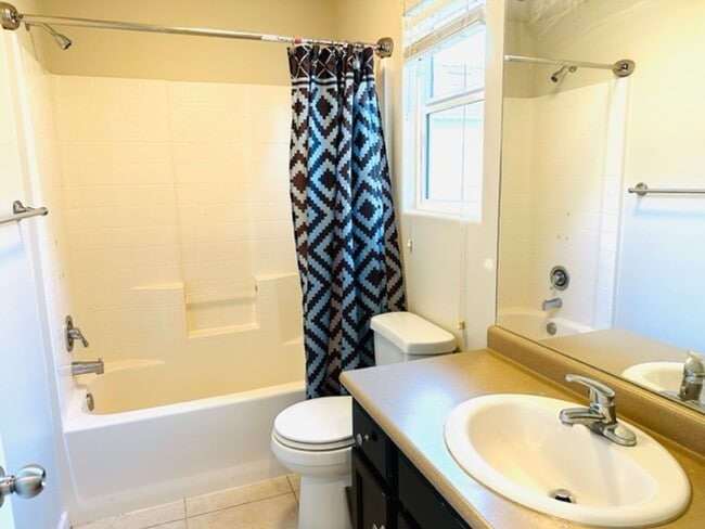 Building Photo - $2,150 Harlan Ranch, 3 bd/ 2.5 bath - N. S...
