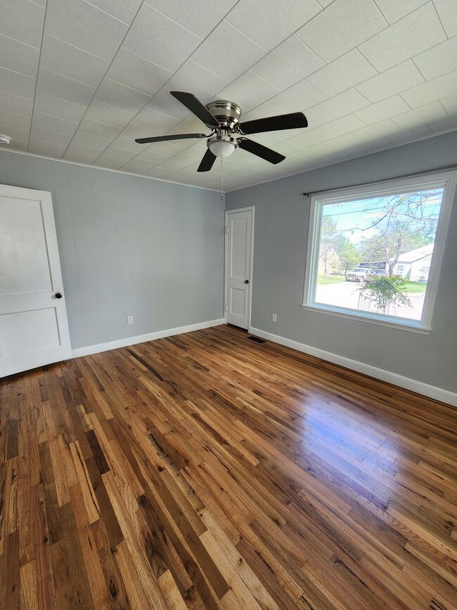 Building Photo - 3/1 Charmer in West Lampasas