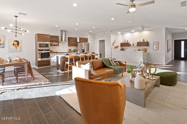 Building Photo - 245 Emerald Tower Dr