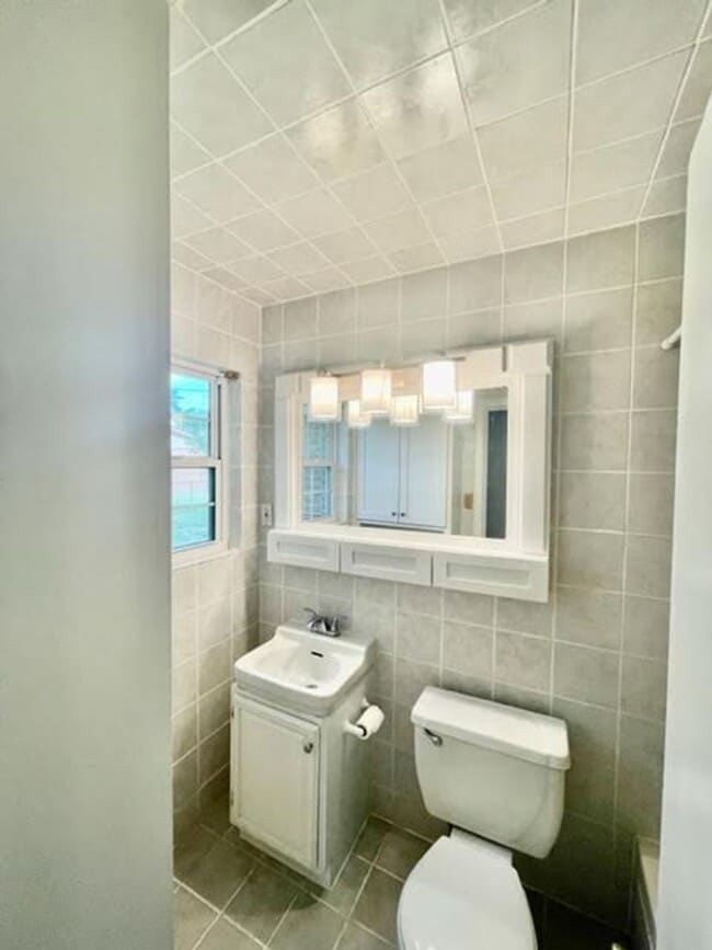 Building Photo - 1830 La Porte Dr