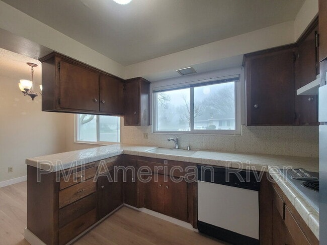 Building Photo - 602 Lelandhaven Way