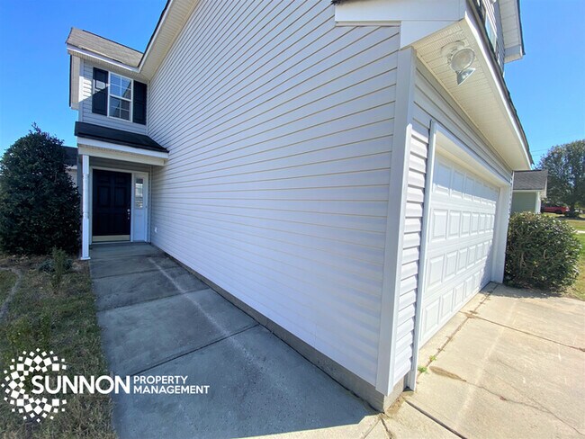 Building Photo - Adorable 3 BR 2.5 BA Updated House + Garage
