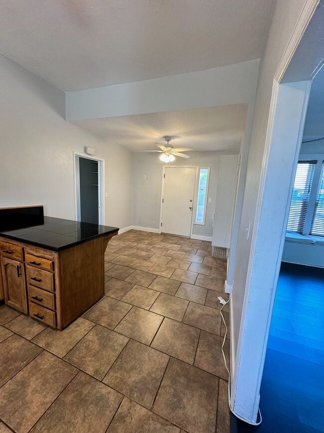 Building Photo - Charming home for rent in Hanford